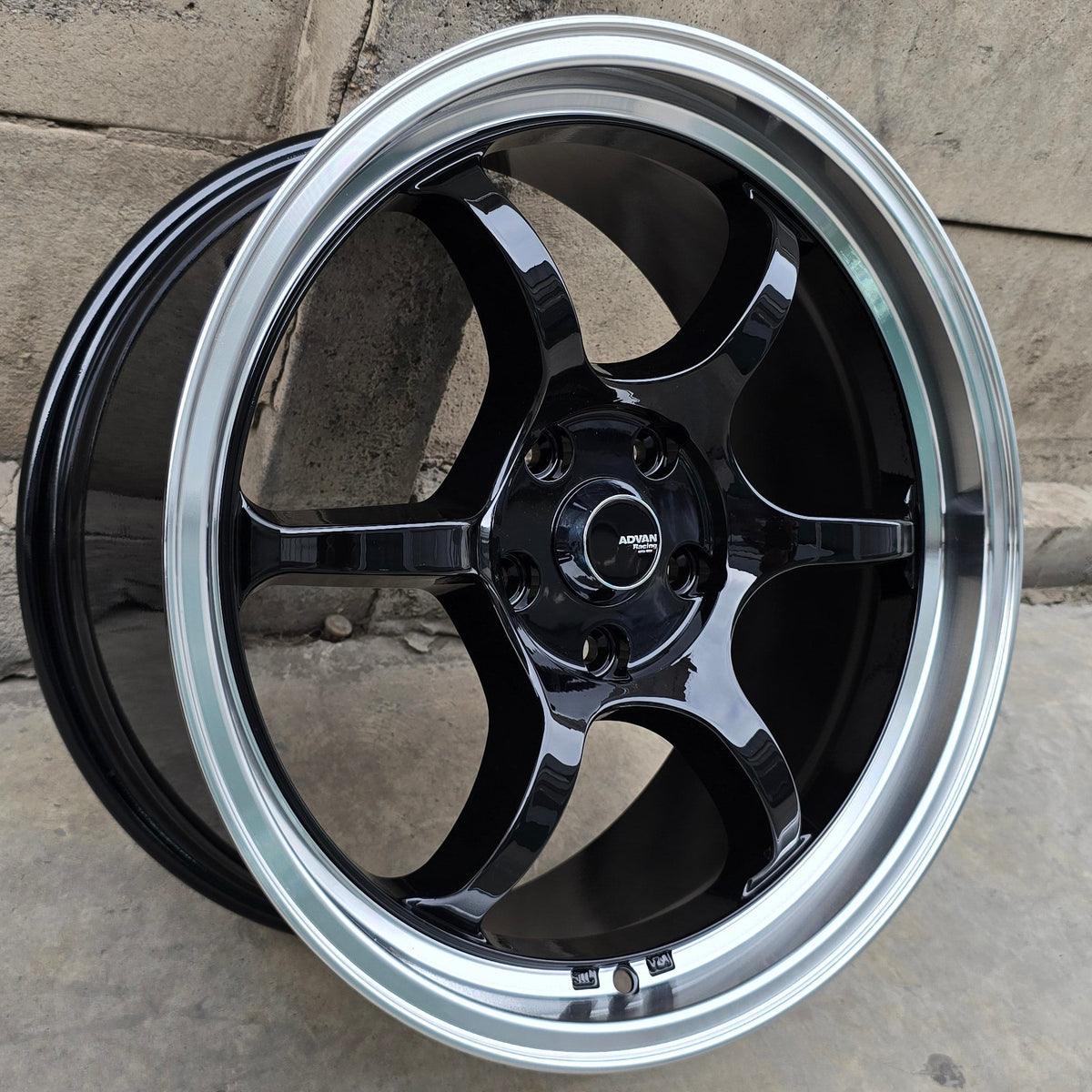 SET DE 4 LLANTAS ADVAN RACING RGD2. Color Negro Aro Cromado. Aro 18 - 5x114 (KF5127)