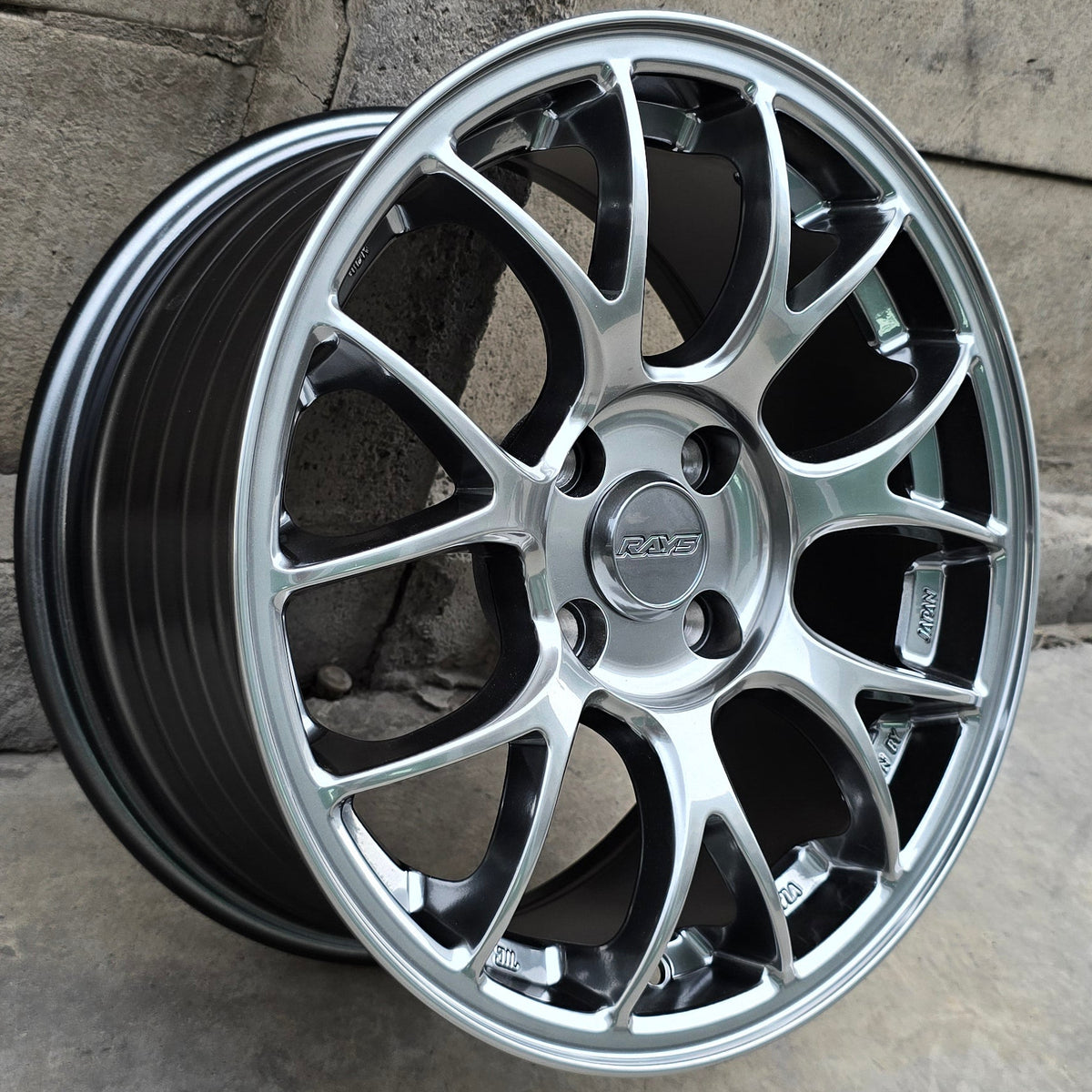 SET DE 4 LLANTAS RAYS. Aro 15 - 4x100. Color Grafito Metalizado. (RGW7078)