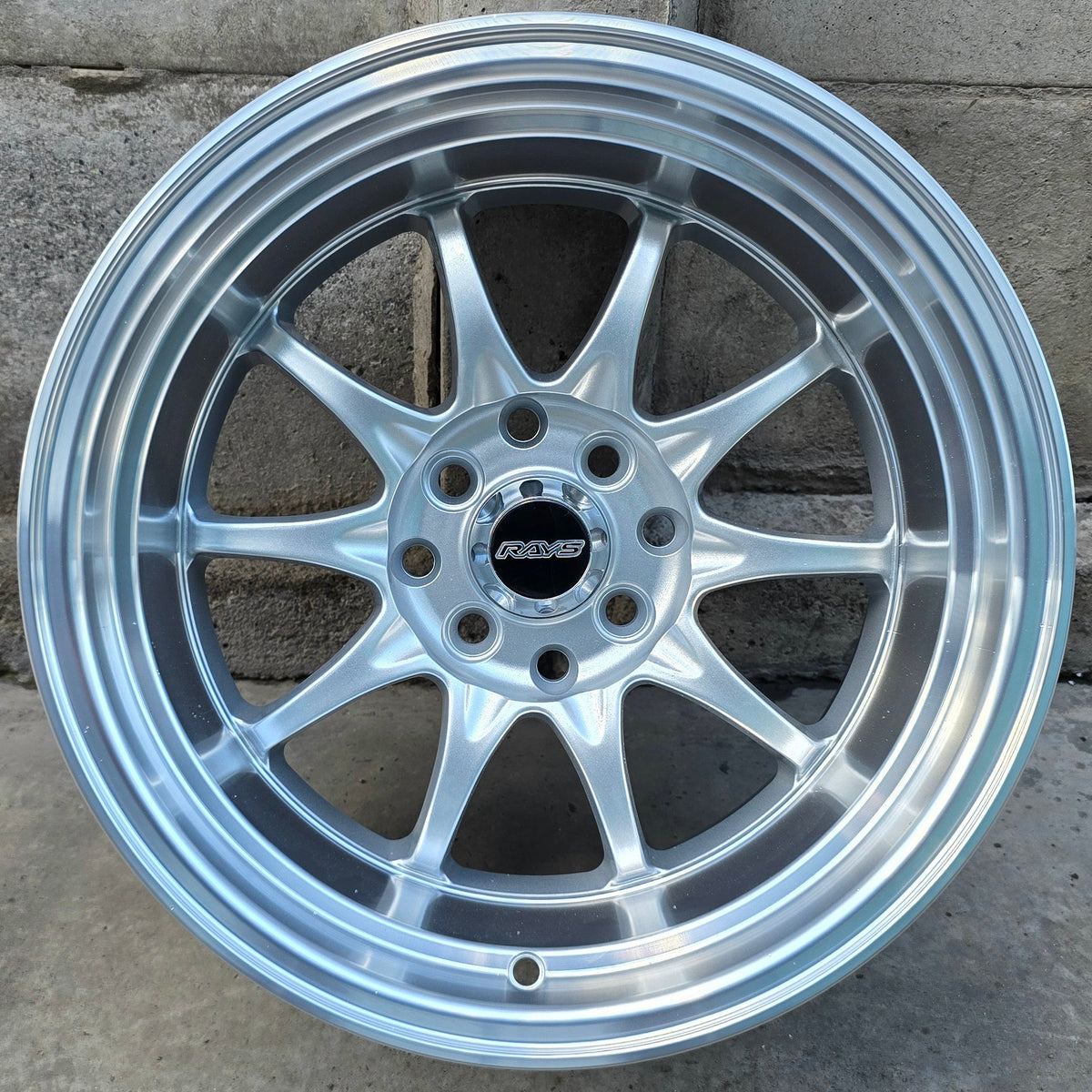 SET DE 4 LLANTAS RAYS CE28. Aro 15 - 4x100, 4x114. Doble Apernadura. Color Plateado. (1230)