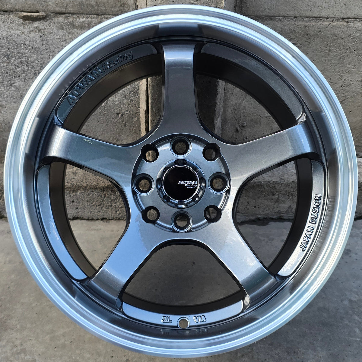 SET DE 4 LLANTAS ADVAN GT. Aro 15 - 4x100, 4x114. Doble Apernadura. Color Grafito Aro Cromado. (671)