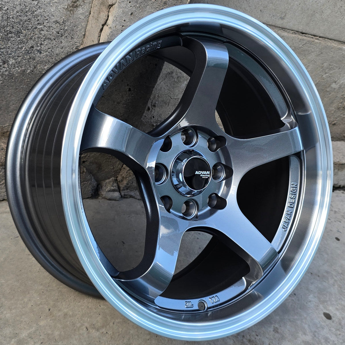SET DE 4 LLANTAS ADVAN GT. Aro 15 - 4x100, 4x114. Doble Apernadura. Color Grafito Aro Cromado. (671)