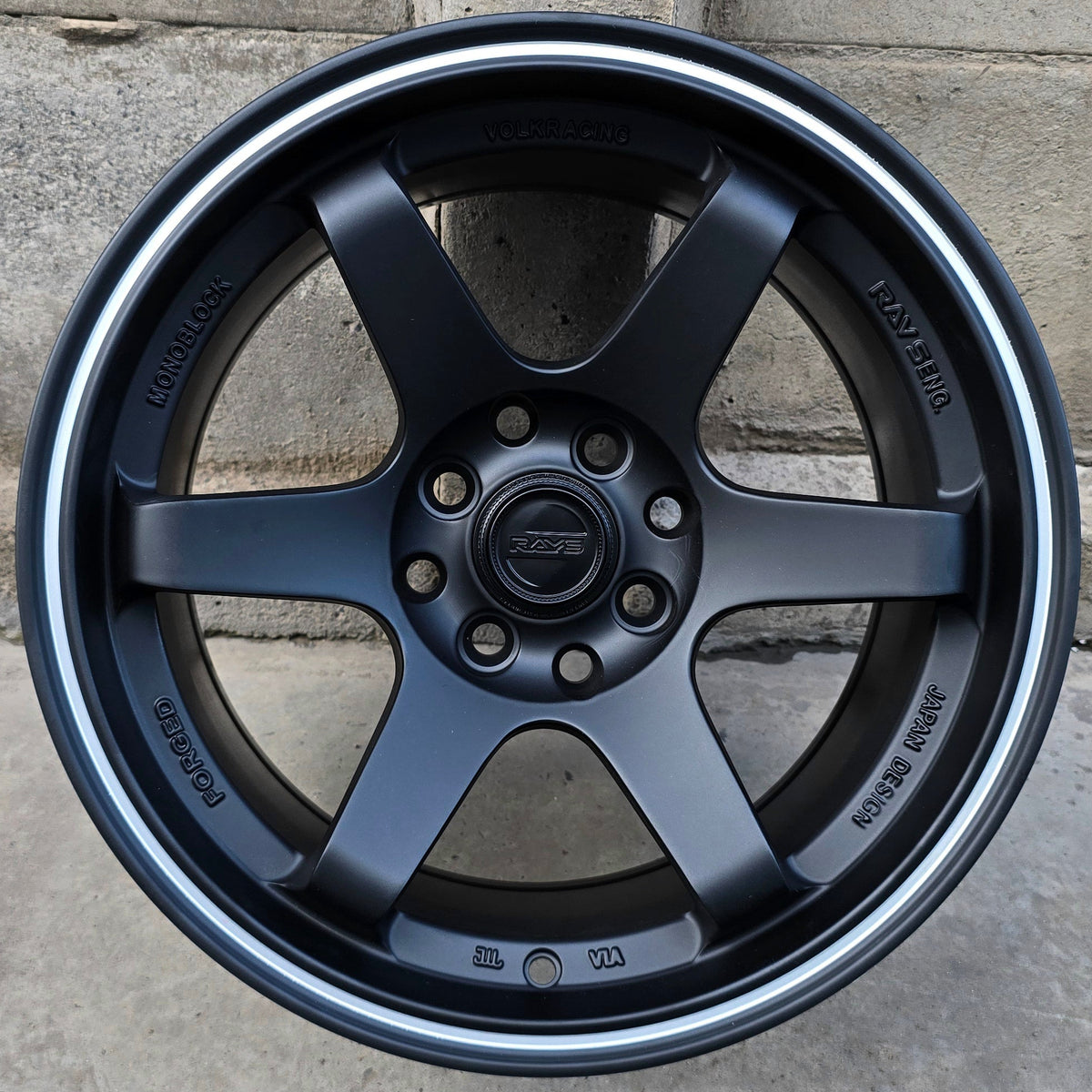 SET DE 4 LLANTAS RAYS. Aro 15 - 4x100, 4x114. Doble Apernadura. Color Negro Linea Cromada. (601)