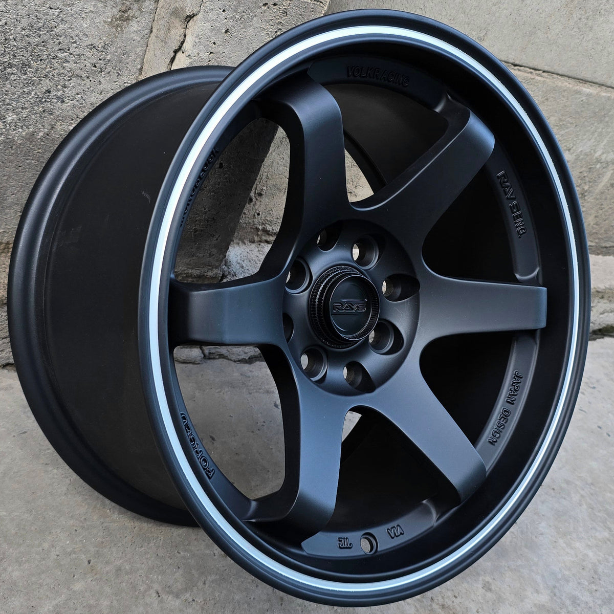 SET DE 4 LLANTAS RAYS. Aro 15 - 4x100, 4x114. Doble Apernadura. Color Negro Linea Cromada. (601)