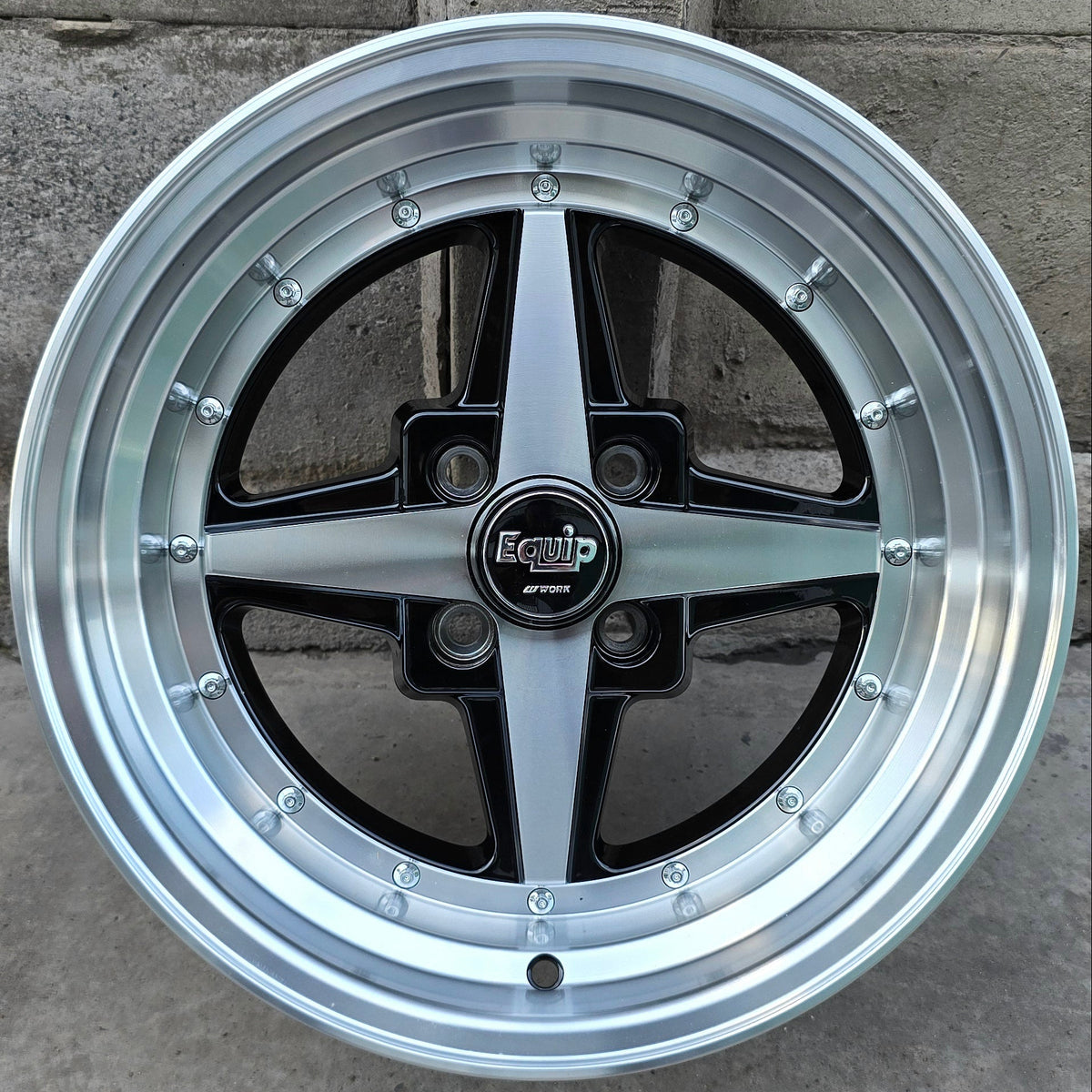 SET DE 4 LLANTAS EQUIP. Aro 15 - 4x100. Color Cromado Fondo Negro (HY0083)