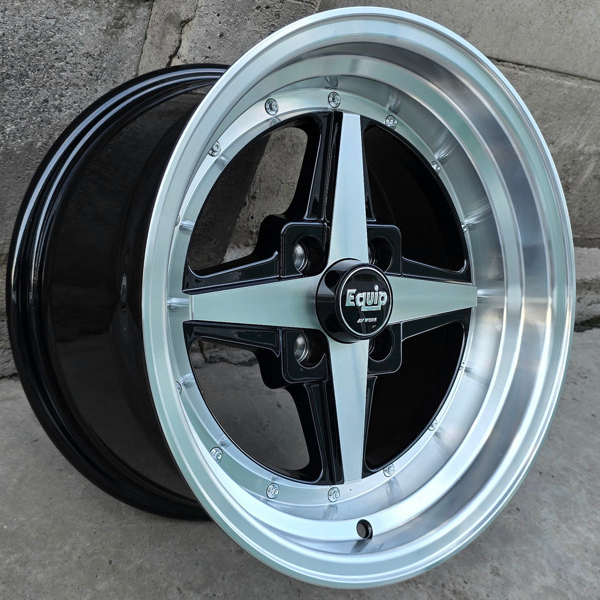 SET DE 4 LLANTAS EQUIP. Aro 15 - 4x100. Color Cromado Fondo Negro (HY0083)