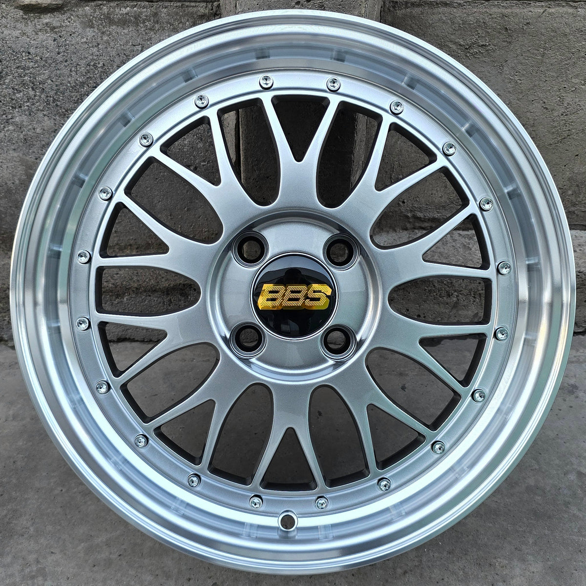 SET DE 4 LLANTAS BBS LEMANS. Aro 15 - 4x100. Color Plateado Aro Cromado. (X506)