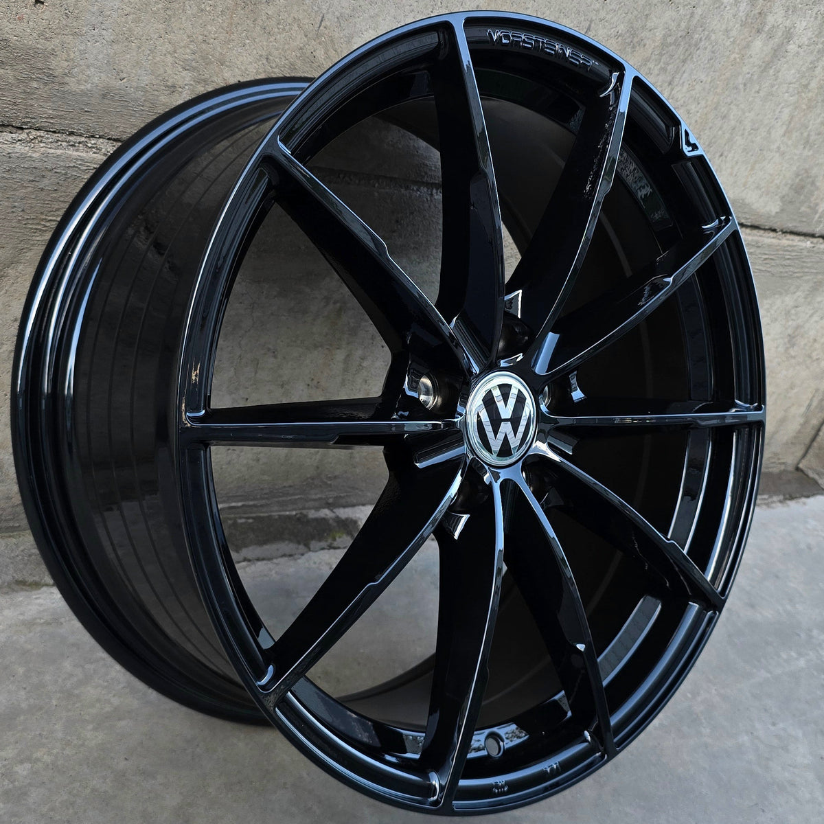 SET DE 4 LLANTAS VOLKSWAGEN *. Aro 18 - 5x112. Color Negro. (FF109)