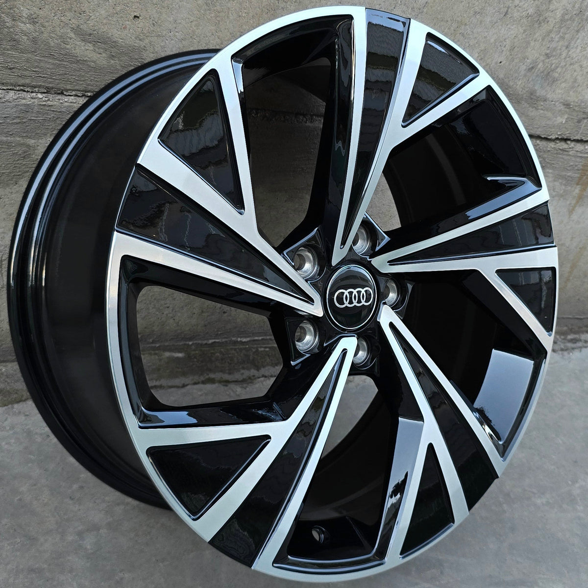 SET DE 4 LLANTAS AUDI *. Aro 18 - 5x112. Color Cromado Fondo Negro. (H3484F)