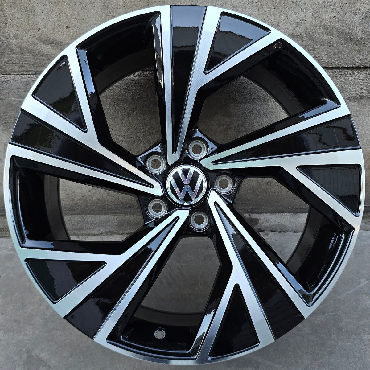 SET DE 4 LLANTAS VOLKSWAGEN *. Aro 18 - 5x112. Color Cromado Fondo Negro. (H3484F)