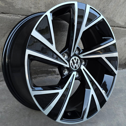 SET DE 4 LLANTAS VOLKSWAGEN *. Aro 18 - 5x112. Color Cromado Fondo Negro. (H3484F)