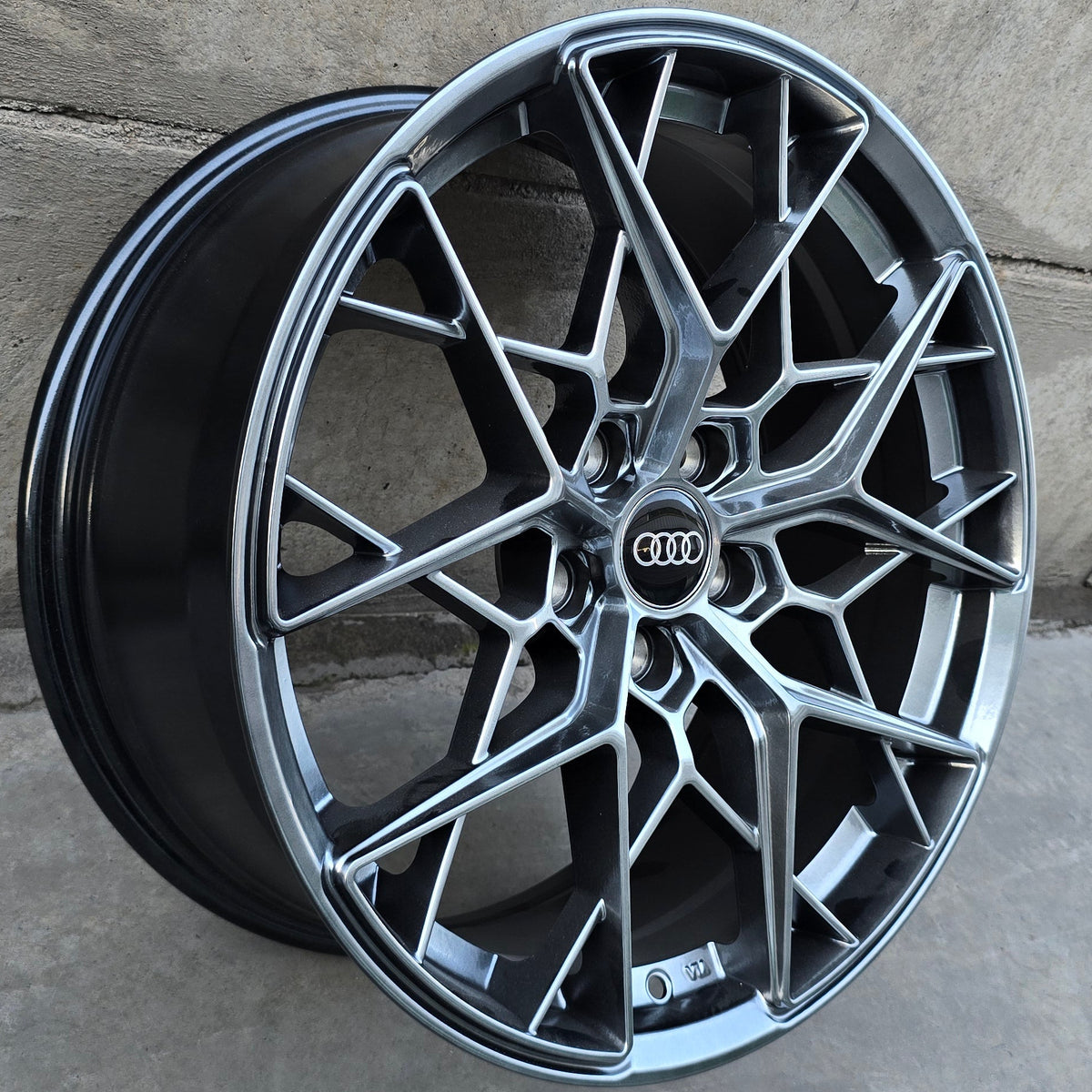 SET DE 4 LLANTAS AUDI *. Color Grafito Metalizado. Aro 18 - 5x112 (H754F)