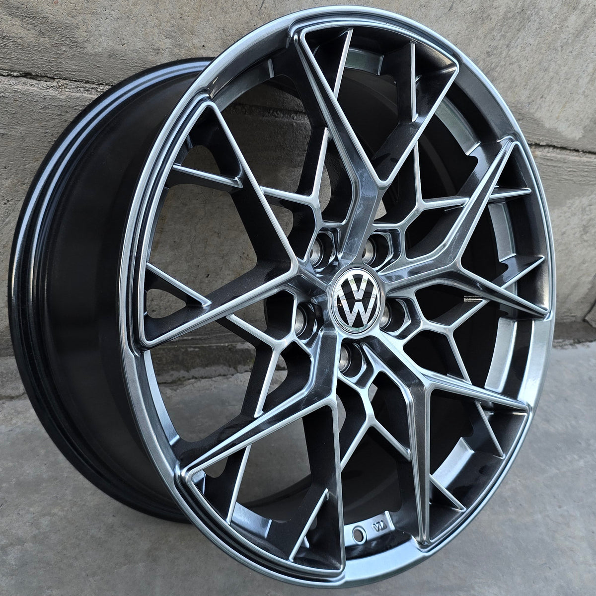 SET DE 4 LLANTAS VOLKSWAGEN *. Color Grafito Metalizado. Aro 18 - 5x112 (H754F)