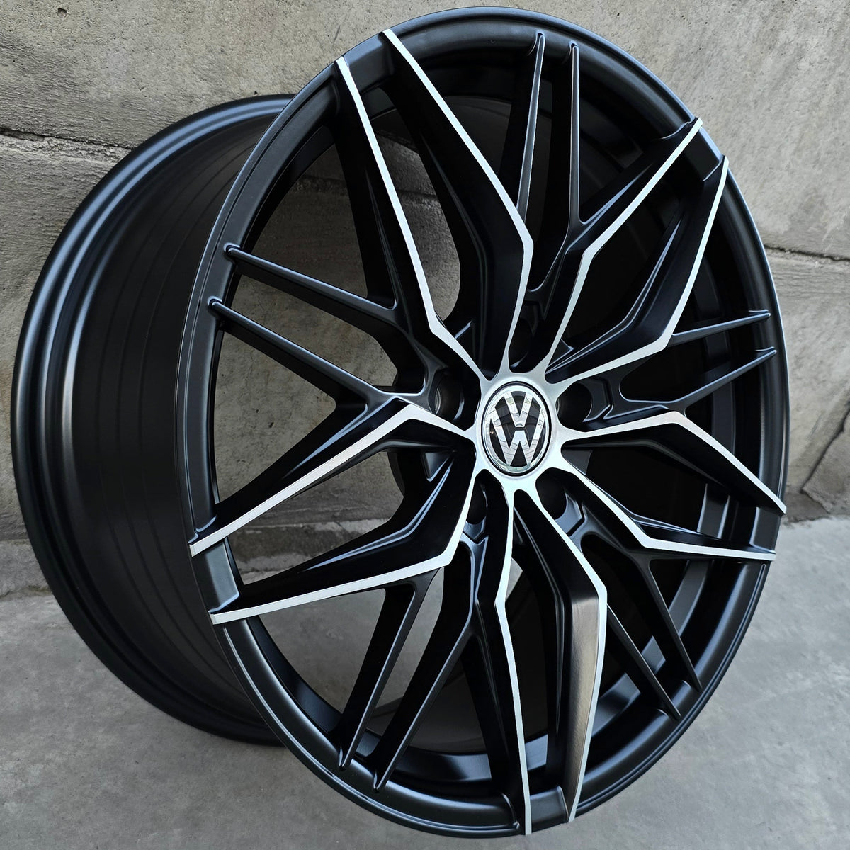 SET DE 4 LLANTAS VOLKSWAGEN *. Aro 18 - 5x112. Color Cromado Fondo Negro. (FF107)