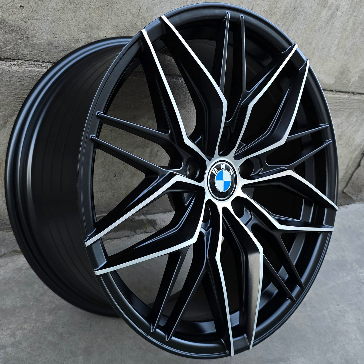 SET DE 4 LLANTAS BMW *. Aro 18 - 5x112. Color Cromado Fondo Negro. (FF107)