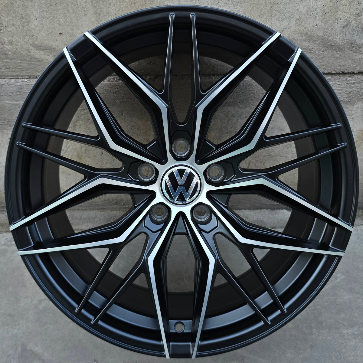 SET DE 4 LLANTAS VOLKSWAGEN *. Aro 18 - 5x112. Color Cromado Fondo Negro. (FF107)