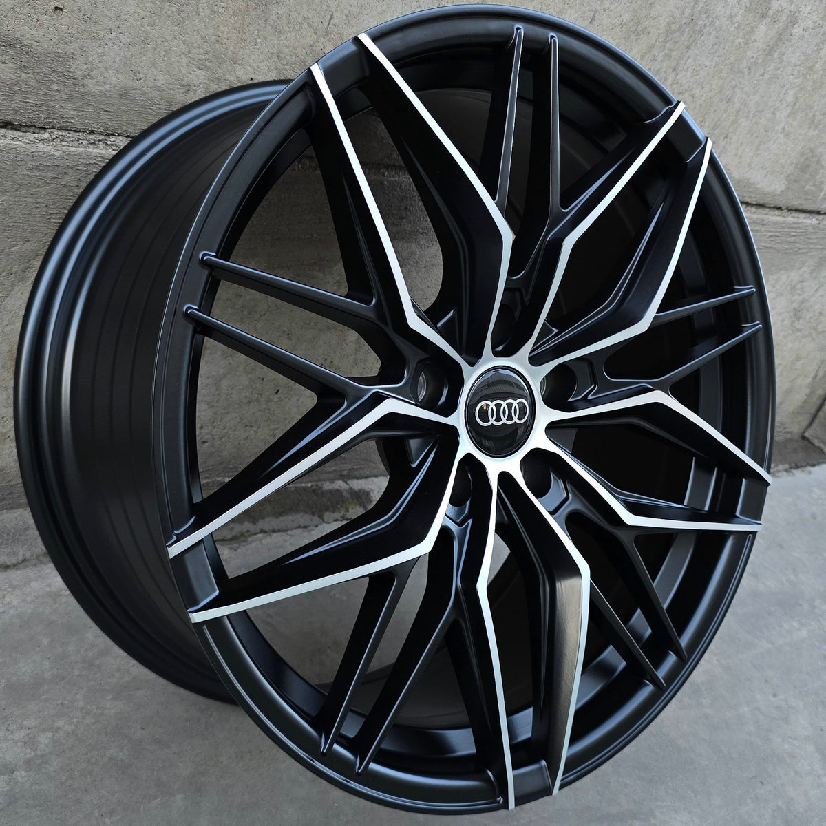 SET DE 4 LLANTAS AUDI *. Aro 18 - 5x112. Color Cromado Fondo Negro. (FF107)