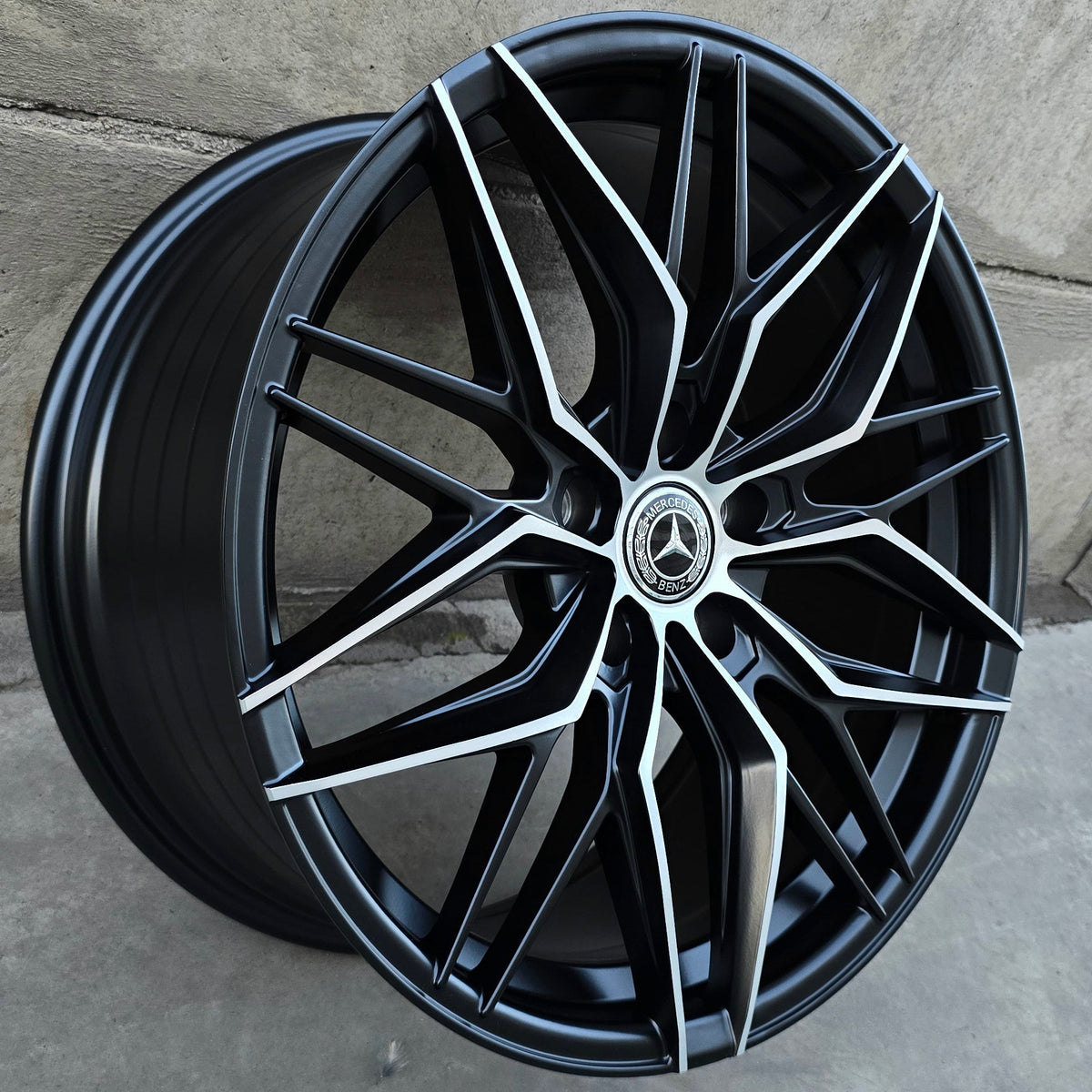 SET DE 4 LLANTAS MERCEDES *. Aro 18 - 5x112. Color Cromado Fondo Negro. (FF107)