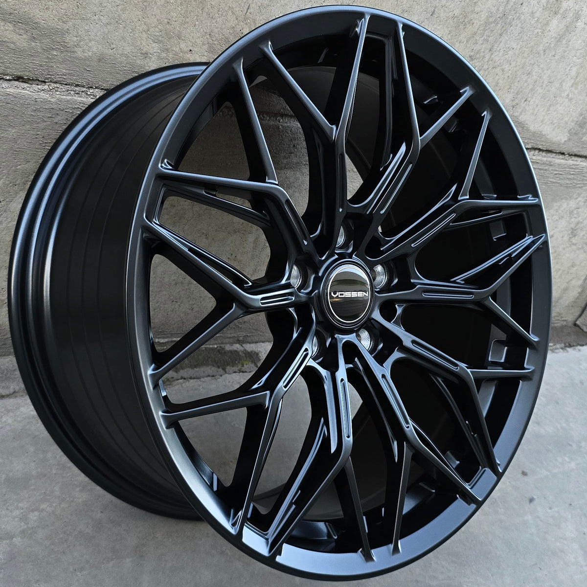 SET DE 4 LLANTAS VOSSEN. Color Negro Mate. Aro 18 - 5x114. (FF106)