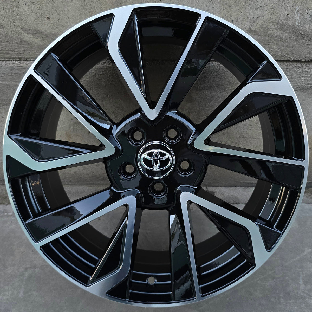SET DE 4 LLANTAS TOYOTA. Aro 17 - 5x100. Color Cromado Fondo Negro. (DX381)