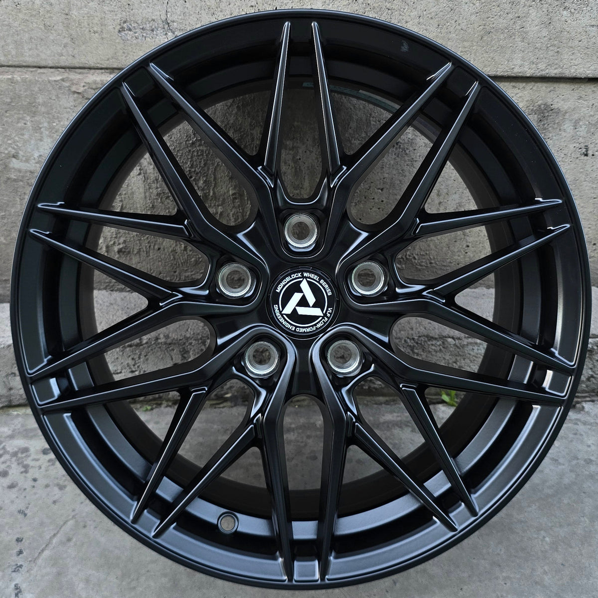 SET DE 4 LLANTAS Color Negro Mate. Aro 16 - 5x114. (ULF18)