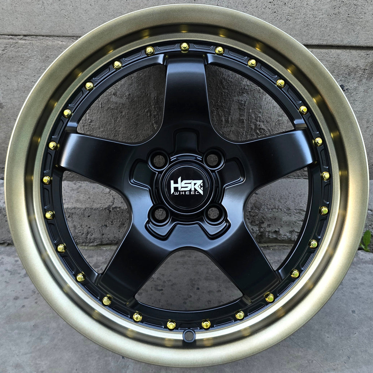 SET DE 4 LLANTAS Color Negro Bronce. Aro 16 - 4x100. (BOB)