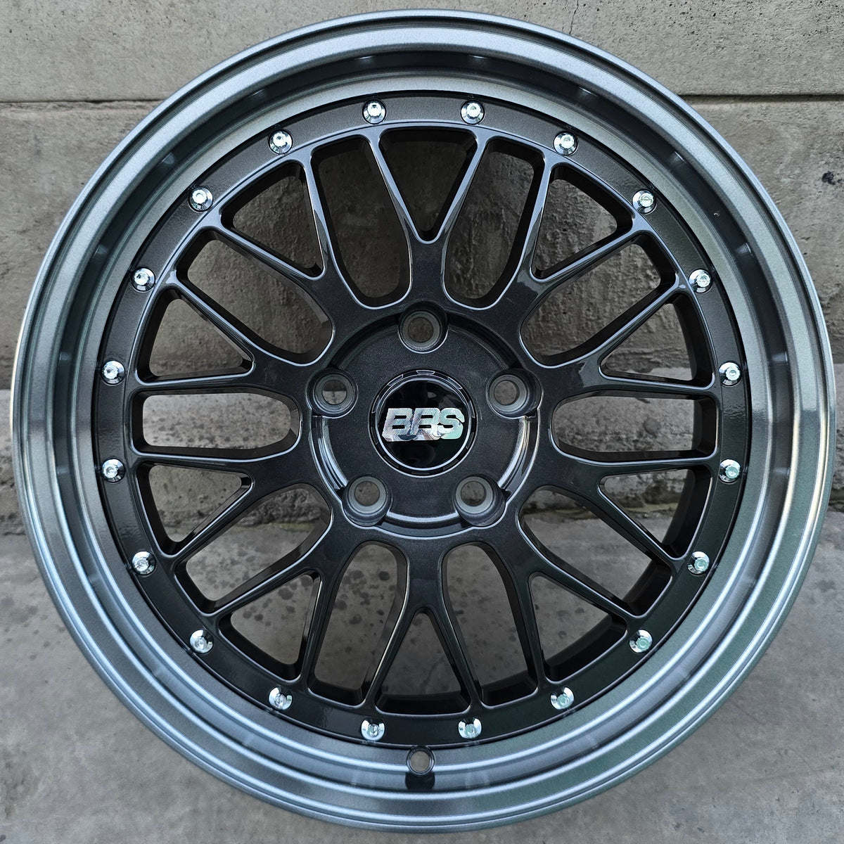 SET DE 4 LLANTAS BBS LEMANS. Aro 17 - 5x114. Color Grafito Aro Cromado. (VLFW47)