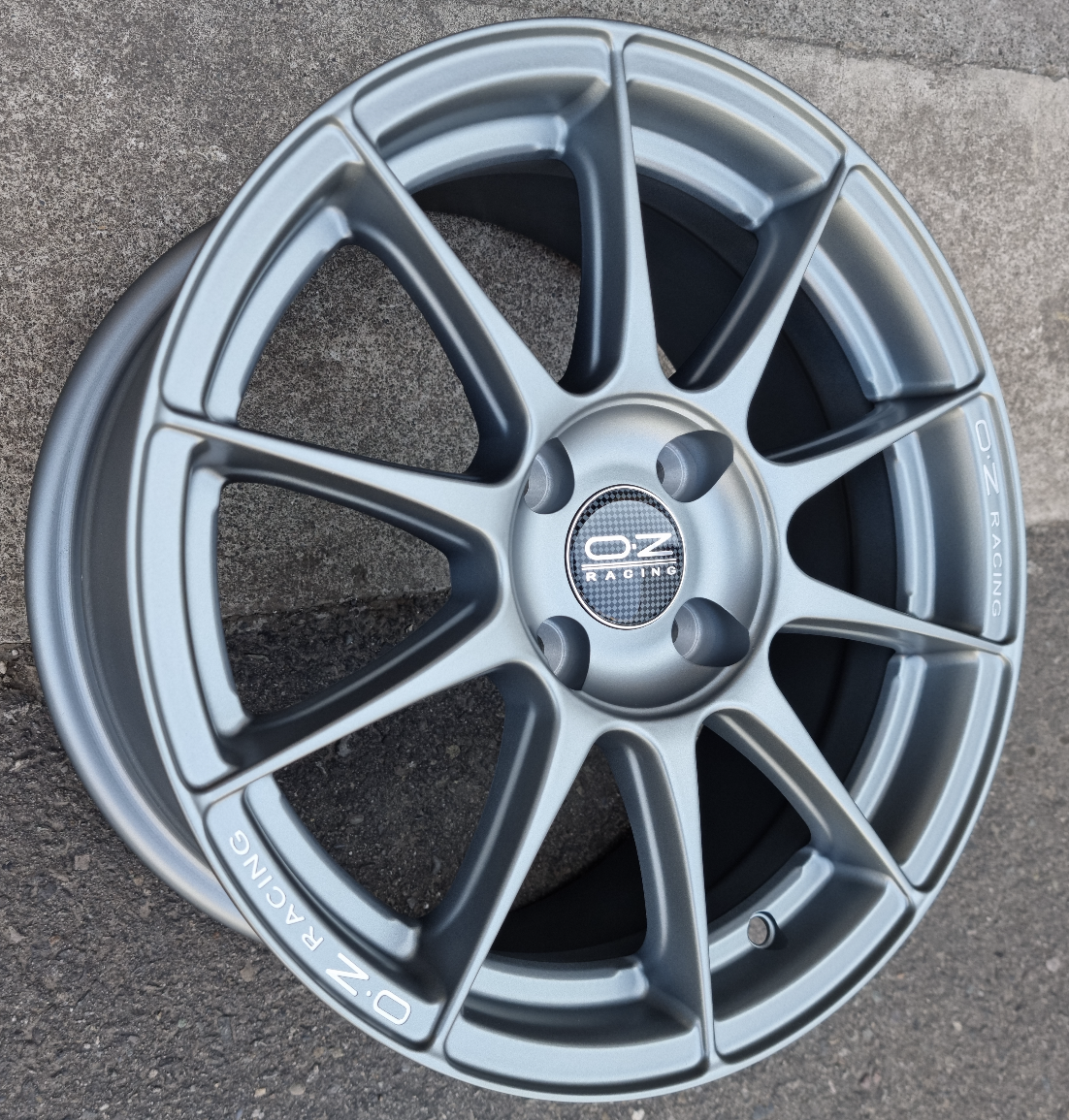 SET DE LLANTAS OZ RACING. Aro 15-4x100 .Color Grafito .(jh5186).