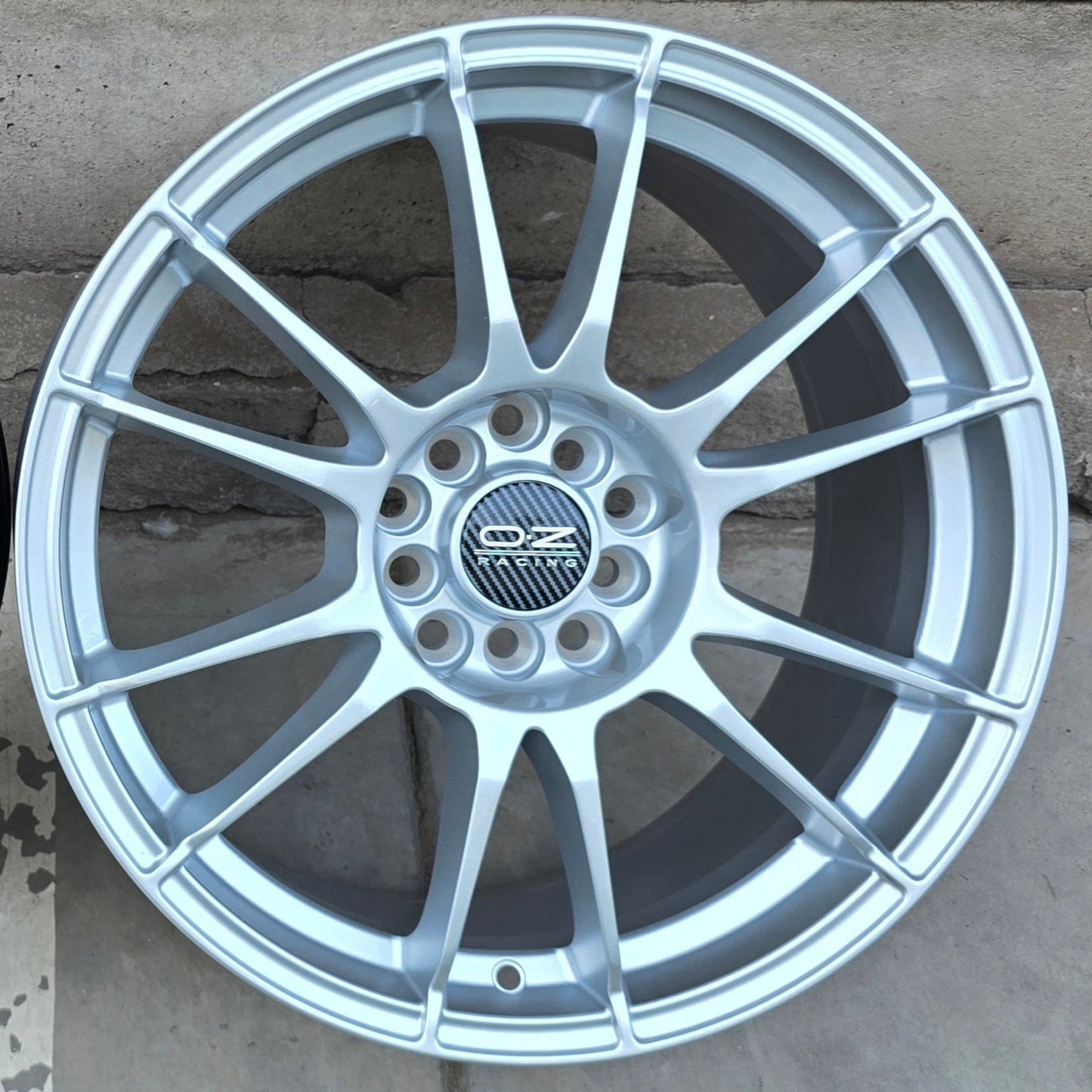 SET DE LLANTAS OZ ULTRA LIGERA COLOR Plateado. Aro 17- 5x100, 5x114 (320)