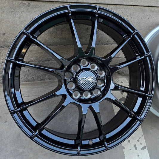 SET DE LLANTAS OZ ULTRA LIGERA COLOR Nero Brillante. Aro 17- 5x100, 5x114 (320)