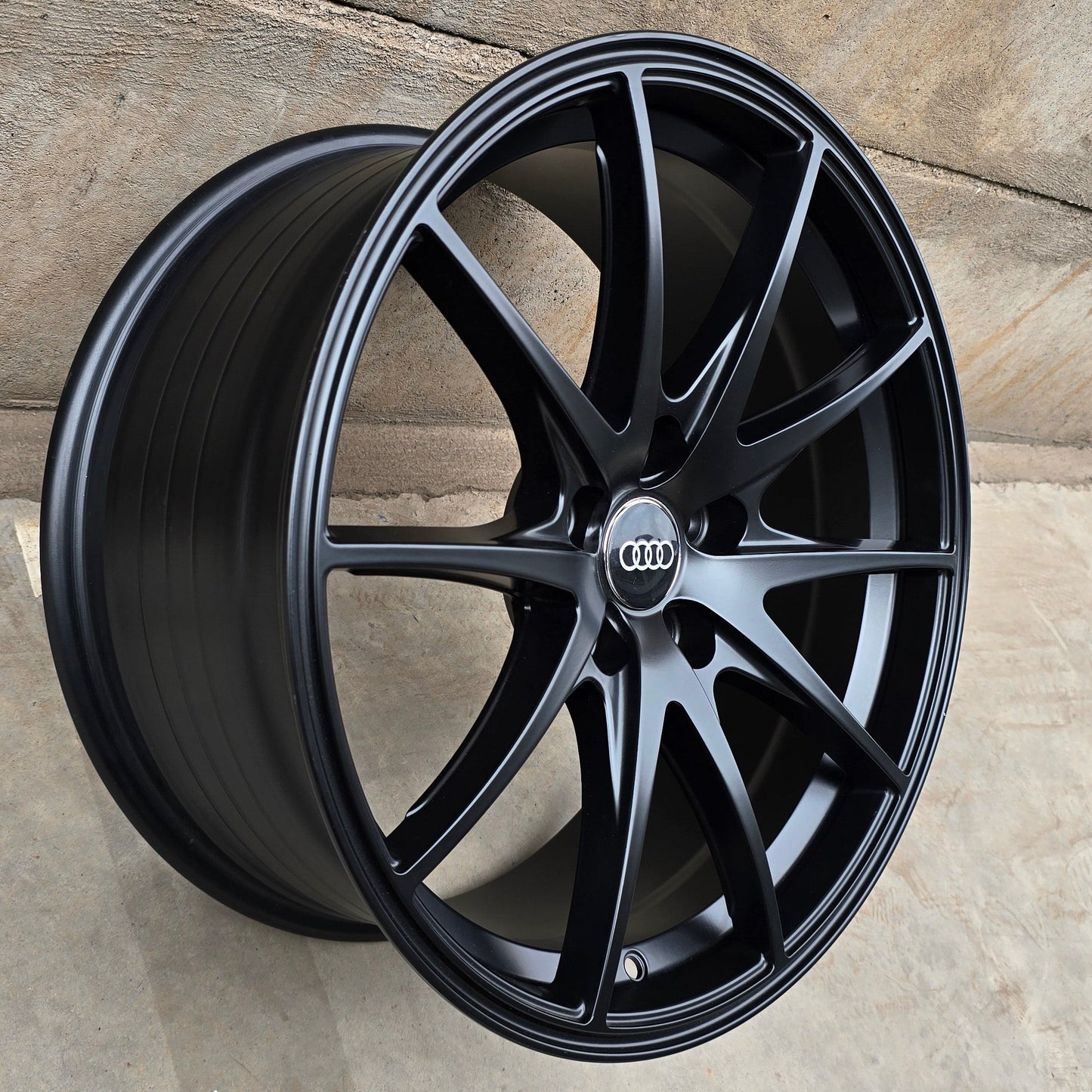 SET DE 4 LLANTAS AUDI *. Aro 18 - 5x112. Color Negro. (18CG25C)