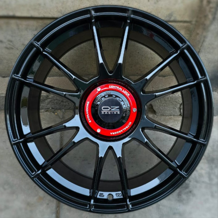 SET DE LLANTAS OZ ULTRA LIGERA EVOLUCIONE COLOR Negro Brillante. Aro 17- 4x100, 4x114 (321)