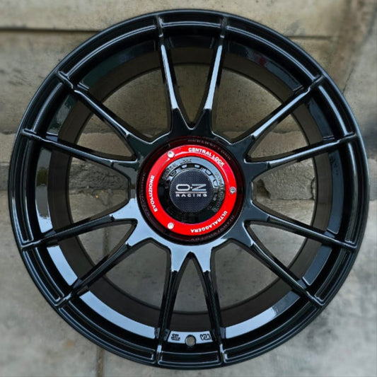 SET DE LLANTAS OZ ULTRA LIGERA EVOLUCIONE COLOR Negro Brillante. Aro 17- 4x100, 4x114 (321)