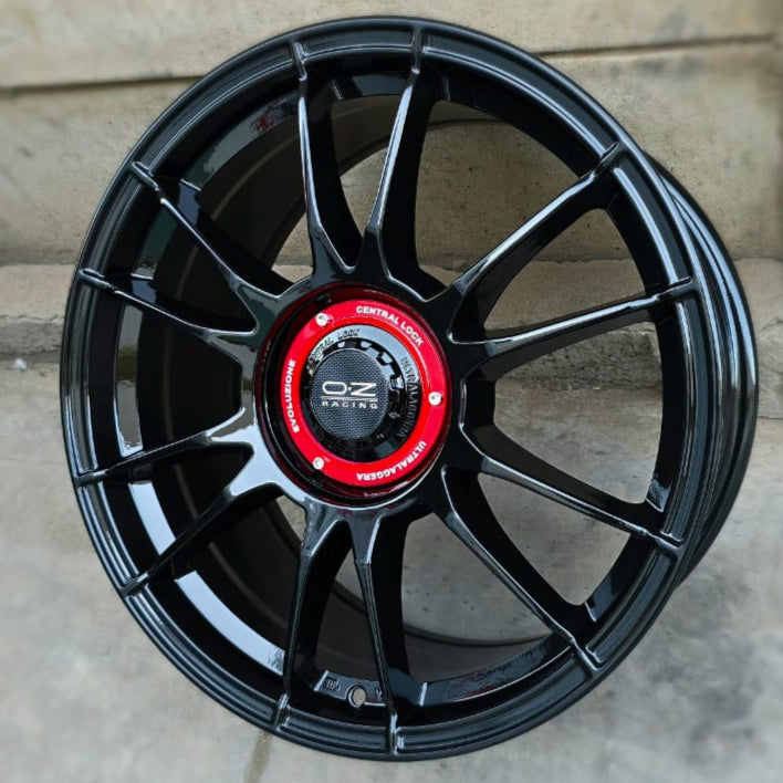 SET DE LLANTAS OZ ULTRA LIGERA EVOLUCIONE COLOR Negro Brillante. Aro 17- 4x100, 4x114 (321)