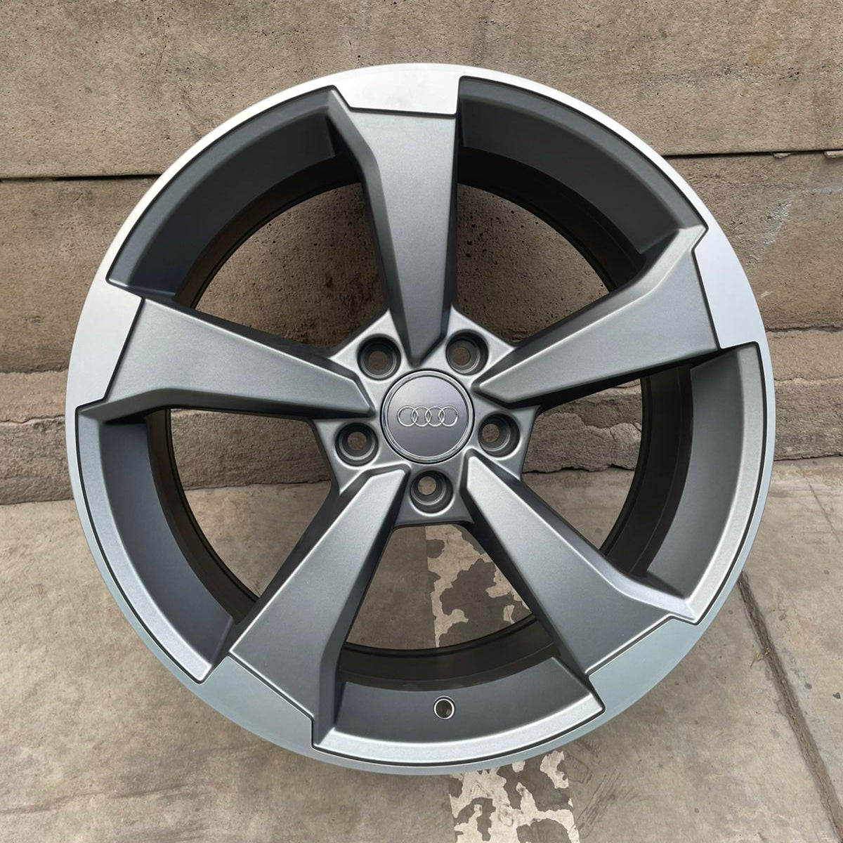 SET DE LLANTAS AUDI NEW ROTOR. Aro 18 - 5x112. .Color Grafito Aro Cromado .(6101).
