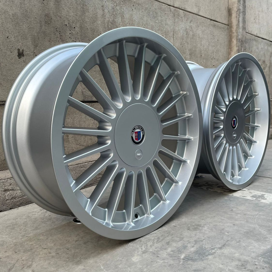 SET DE LLANTAS ALPINA  . Aro-18-5x120,5x112 .Color Plateado .(5001).