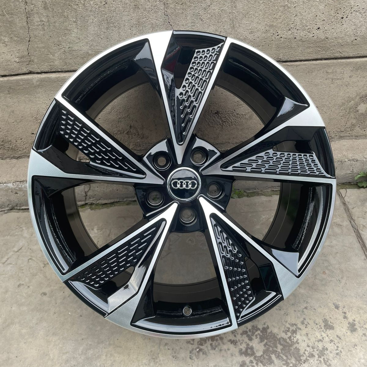 SET DE LLANTAS AUDI. Aro 17 - 5x112. Color Cromado Fondo Negro. (H861F)