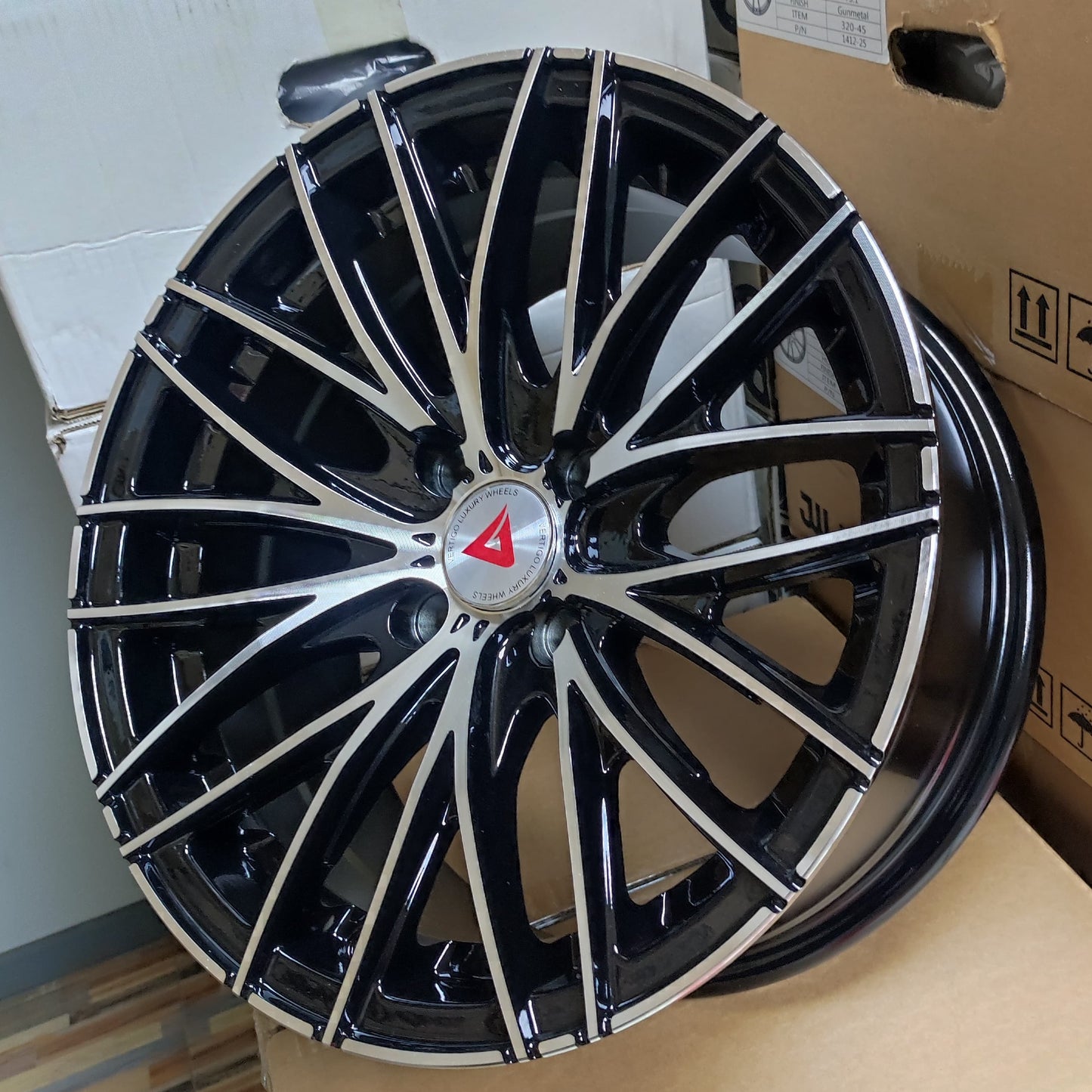 SET DE LLANTAS MODELO 472. Aro 15-4x100 .Color Cromado Fondo Negro .(472).