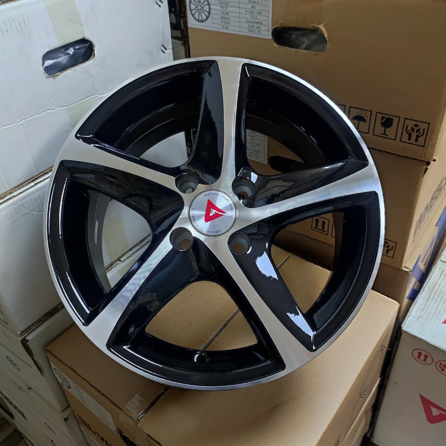 SET DE LLANTAS MODELO T5193. Aro 15-4x100 .Color Cromado Fondo Negro .(T5193).