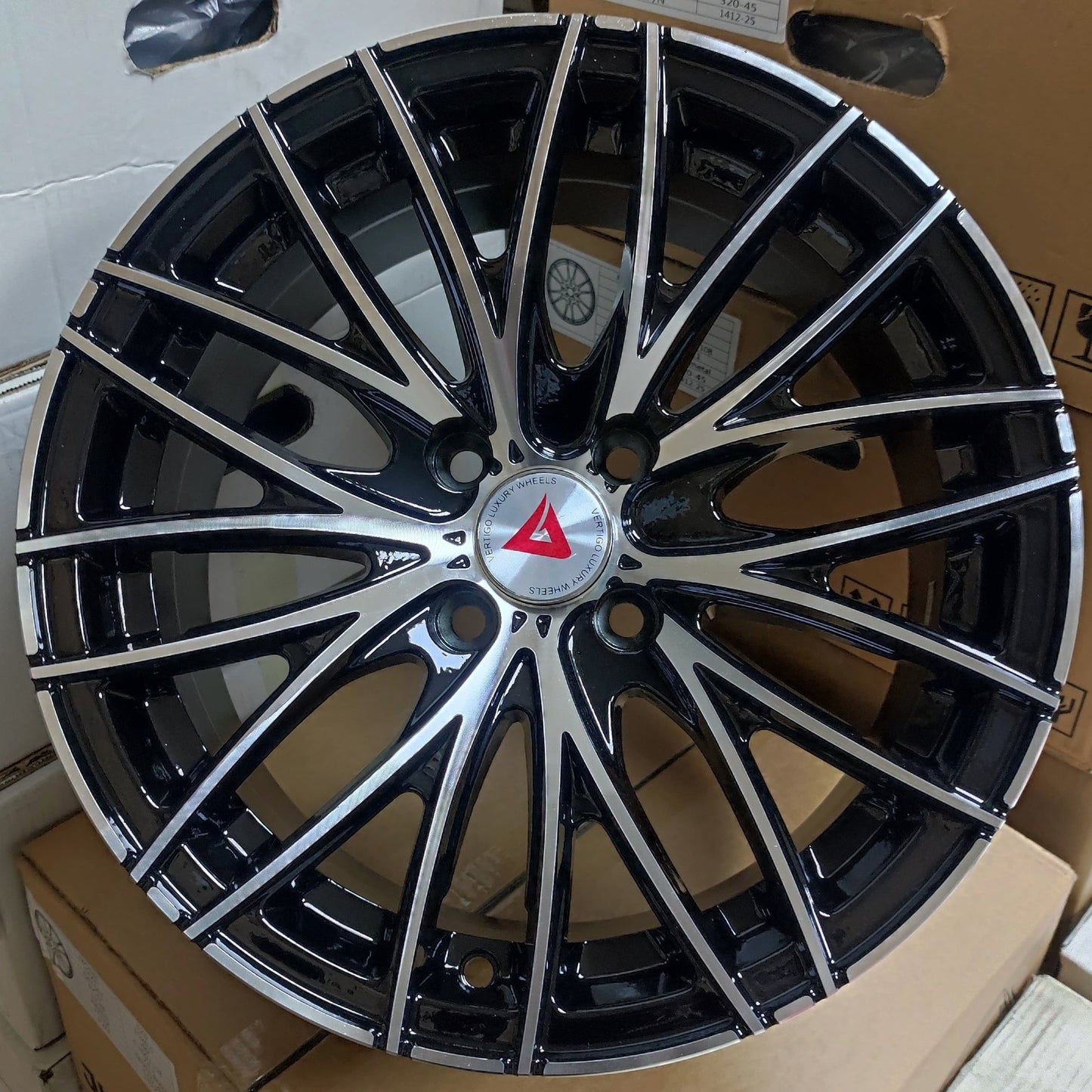SET DE LLANTAS MODELO 472. Aro 15-4x100 .Color Cromado Fondo Negro .(472).