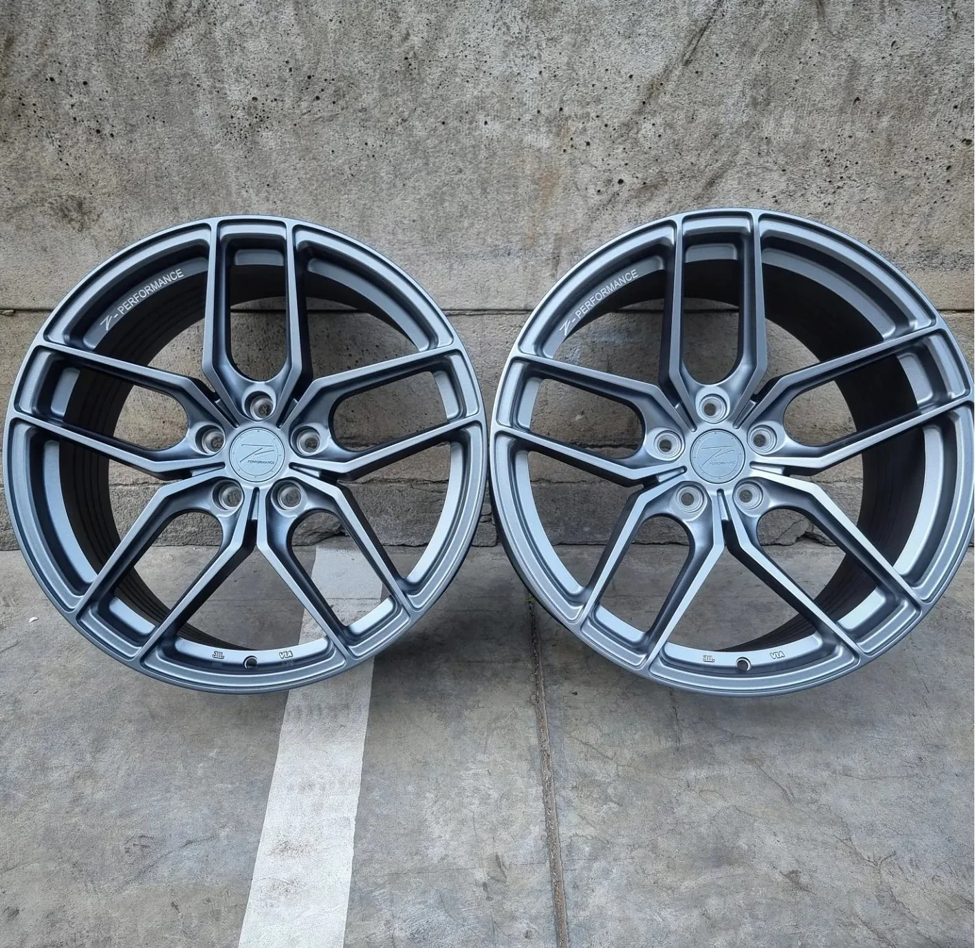 SET DE LLANTAS Z PERFORMANCE. ASIMÉTRICAS. Aro 19 - 5x114. Color Grafito. (370)