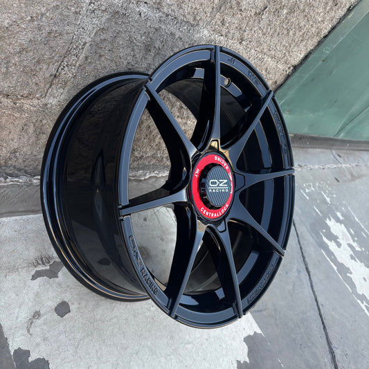 SET DE 4 LLANTAS OZ FORMULA. Aro 15 - 4x100. Color Negro  . (FORMULA)