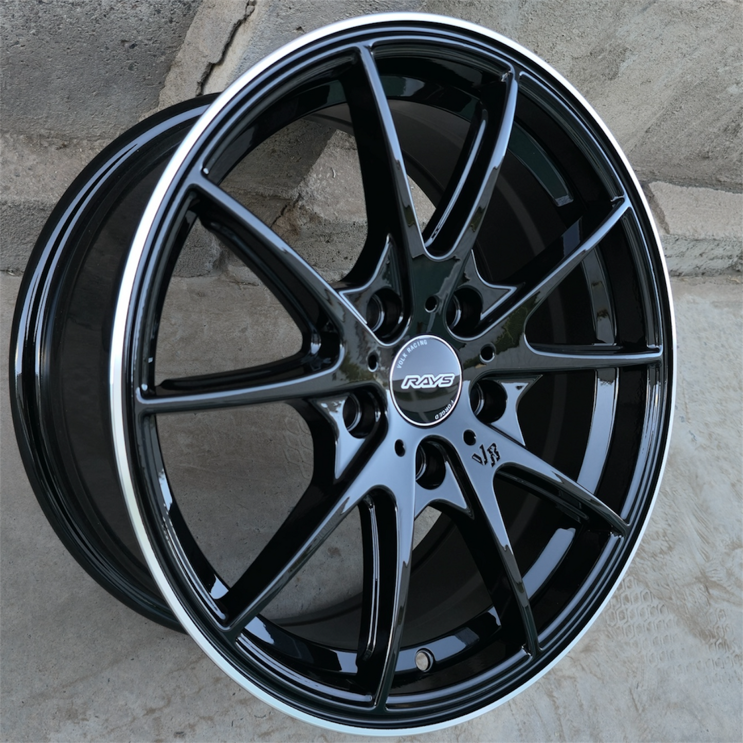 SET DE 4 LLANTAS RAYS . Aro 16 - 5x112, 5x114. Doble Apernadura. Color Negro. (16D202C)