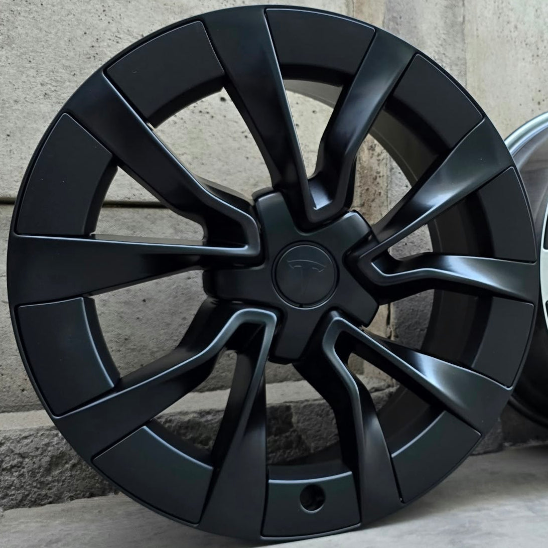 SET DE 4 LLANTAS TESLA. Color Negro Mate. Aro 18 - 5x114. (2117).