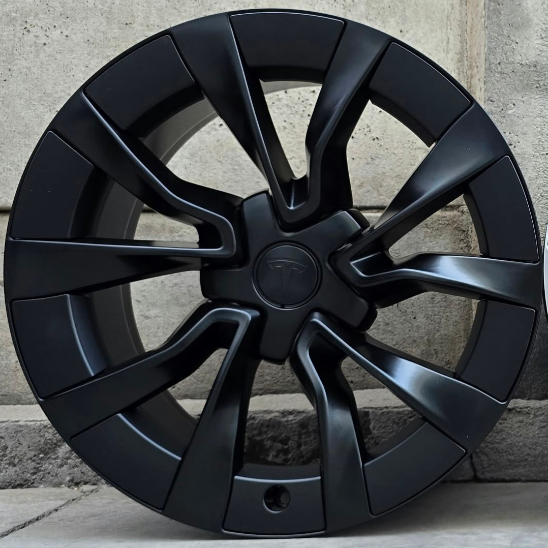 SET DE 4 LLANTAS TESLA. Color Negro Mate. Aro 18 - 5x114. (2117).